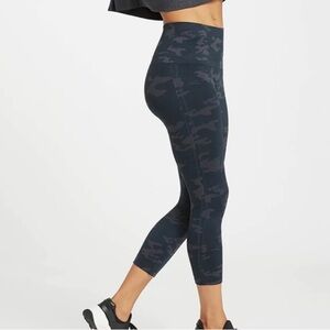Spanx Look At Me Now Seamless Capri Leggings Camo